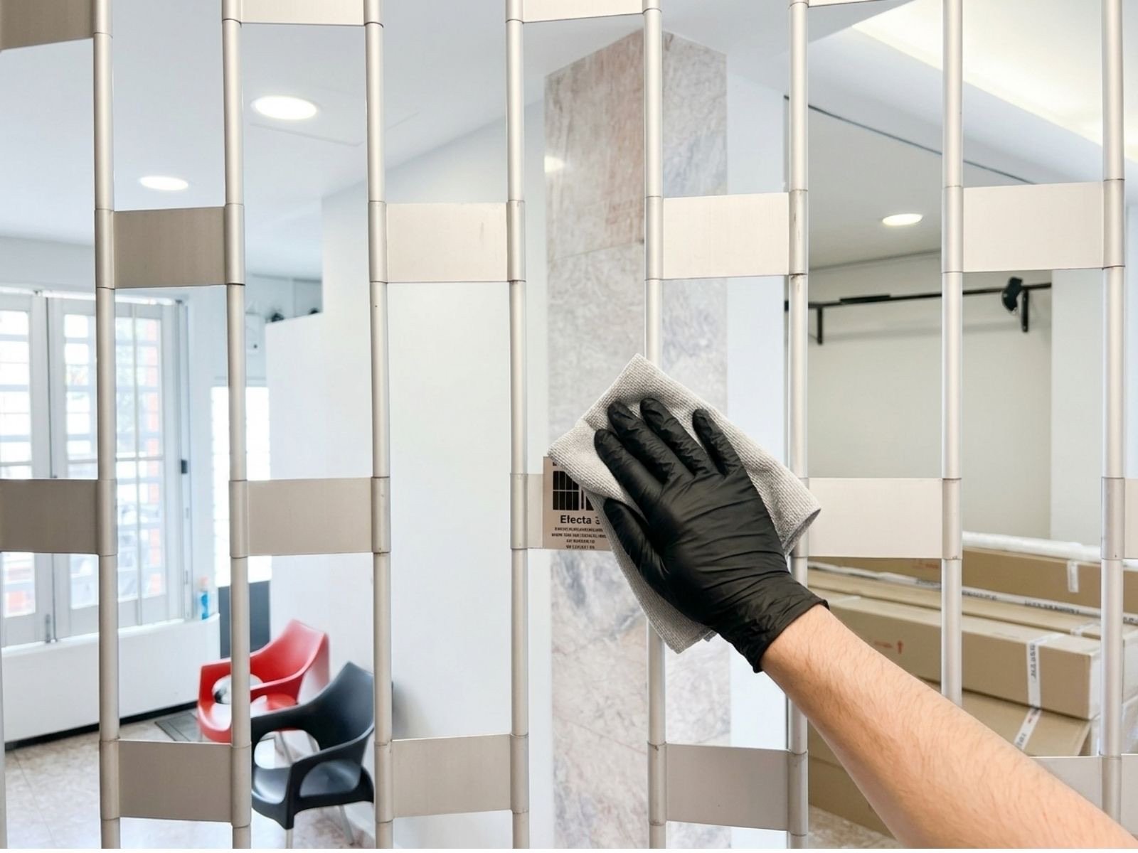 Mantenimiento y limpieza de la cortina de aluminio del Modelo Efecta.