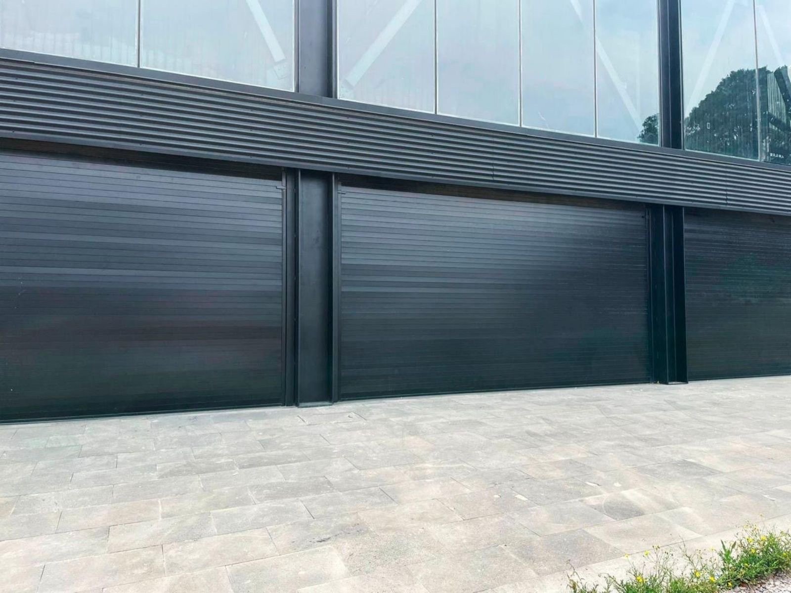 Paneles modulares del Modelo Sahara Plana en una fachada moderna.