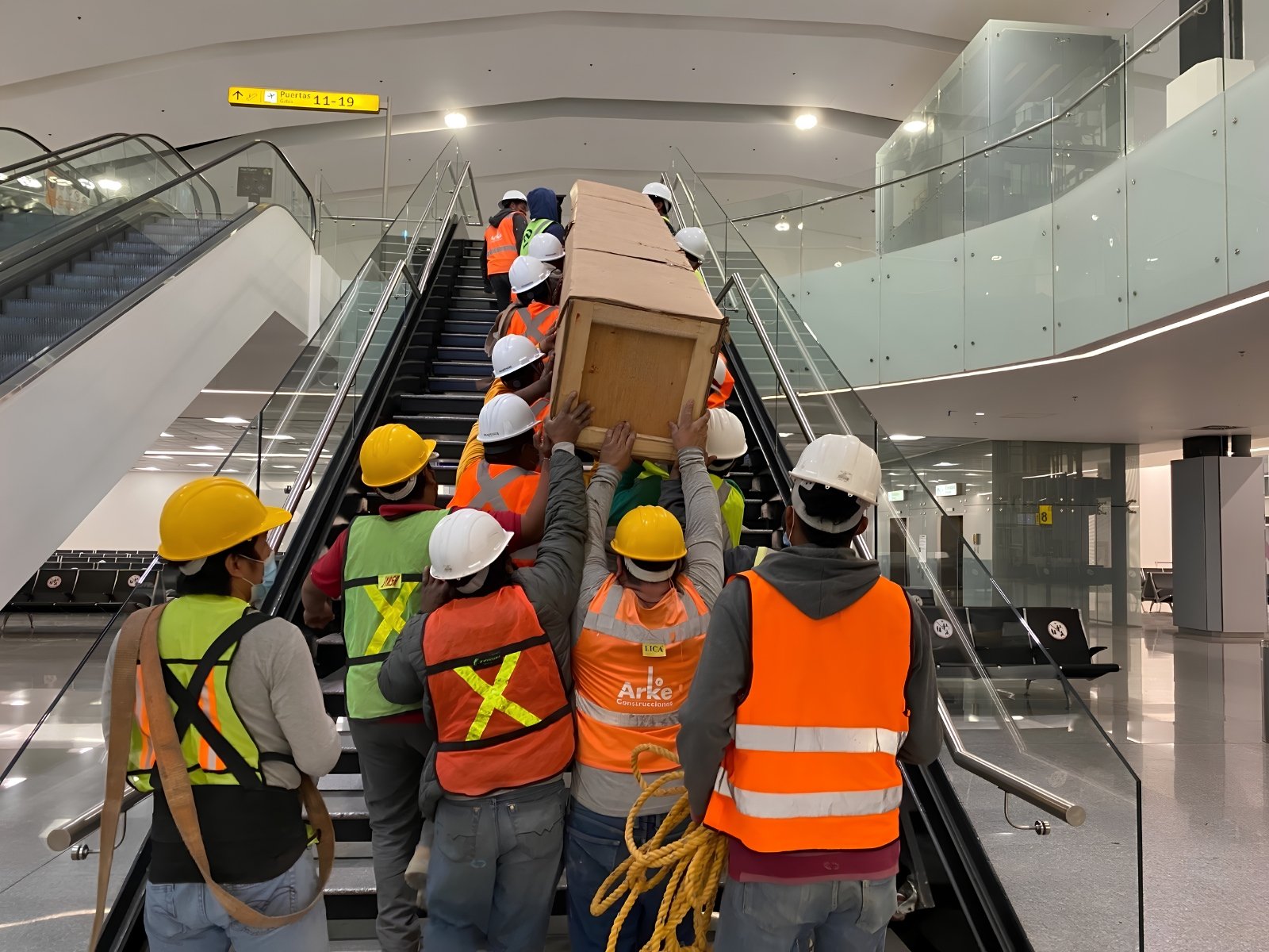 Instalación profesional de cortinas metálicas y cortinas de acero en aeropuertos por el equipo técnico de Khamyluxe.