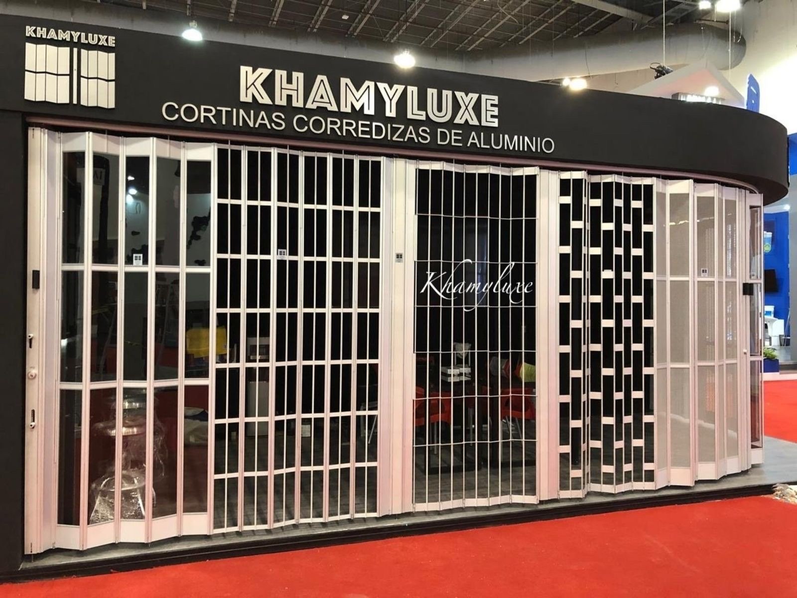 Instalación curva del Modelo Efecta, una cortina de aluminio versátil.