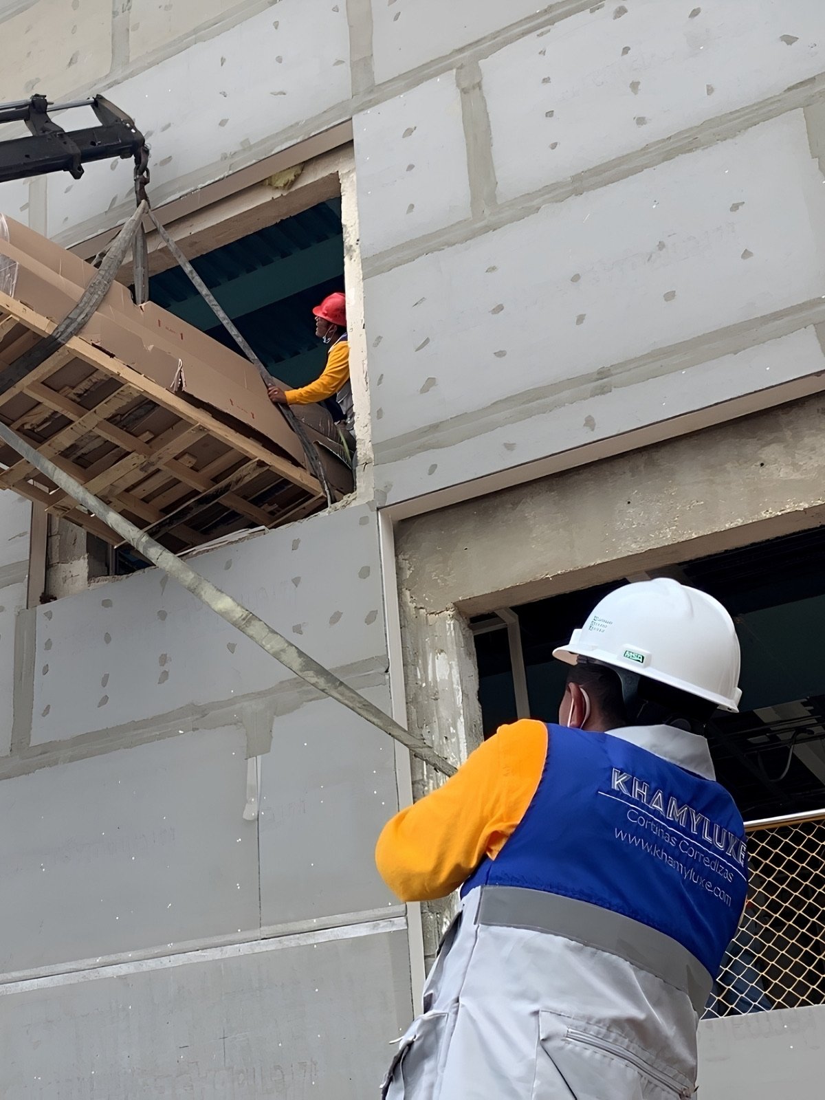 Detalle de instalación de cortinas para bancos por técnico certificado. Sobre nosotros.